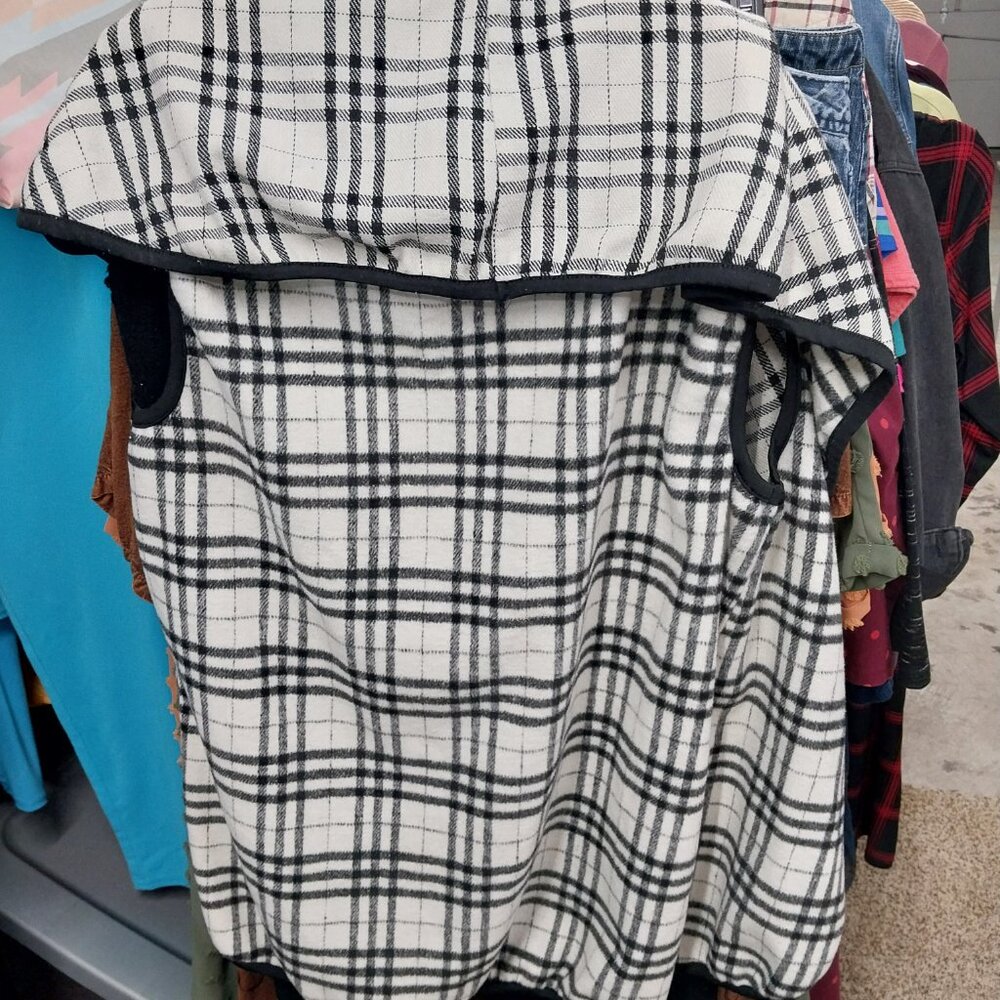 3007 Size L Linen Like Fringed Hem Black Pants and Matching Vest. - Picture 6 of 8